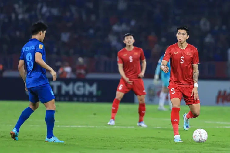 Tuyệt Chiêu Đá Thòng Trung Vệ Trở Thành Bức Tường Thép Vững Chắc Nhất